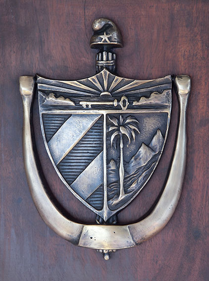 Escudo, bronce y madera, 2017 (col. privada)