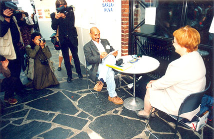 Caricaturizando a Tarja Halonen, presidenta de Finlandia, Helsinki 2000.